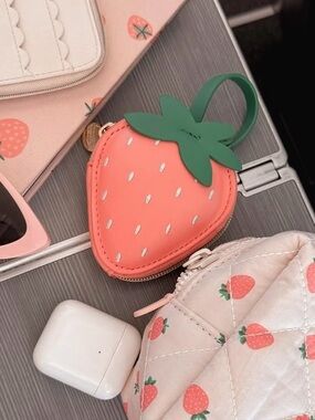 ISO - 🍓Strawberry Charm from Poppy & Peonies